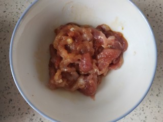 1、家常小炒,猪肉切片，加入一勺生抽一勺料酒适量淀粉，搅拌均匀放置一会儿