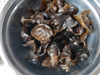 3、家常小炒,木耳提前泡发，撕成小块