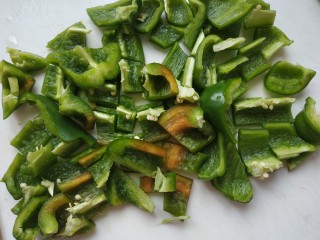 4、家常小炒,青椒去蒂去籽设成小块