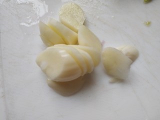5、家常小炒,蒜切片