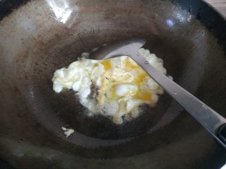 7、家常小炒,锅中放入适量植物油，烧热，倒入蛋液，炸至成形，铲成小块，盛出待用