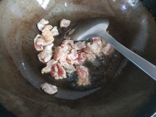 8、家常小炒,放入肉片翻炒至变白，盛出待用