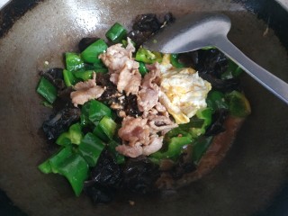 10、家常小炒,加入小碗中的调料，大火翻炒均匀关火出锅