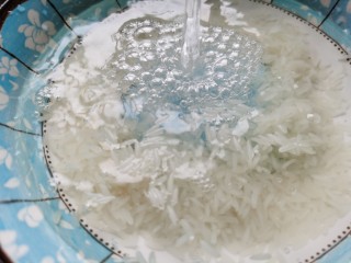 3、紫薯银耳粥,大米淘洗干净。