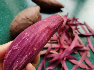 4、紫薯银耳粥,紫薯去皮，清洗干净。