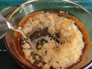 6、紫薯银耳粥,切好的银耳加入足够的水开火煮开，先把银耳煮一段时间再放米，这样银耳容易煮烂出胶。水尽量要一次性放足，不要中途再加水。