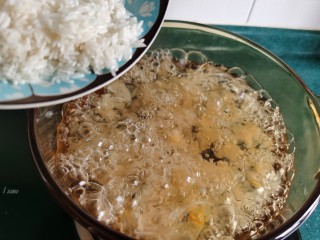 7、紫薯银耳粥,银耳煮大约十分钟之后，加入淘洗好的大米。