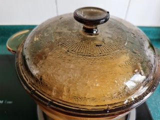 8、紫薯银耳粥,大火煮开，然后改小火盖上盖子慢煮。