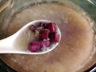 11、紫薯银耳粥,放入紫薯块。