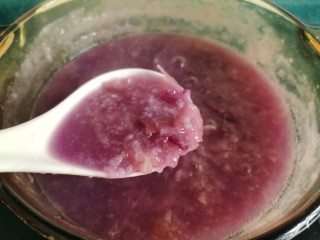 13、紫薯银耳粥,继续煮到紫薯熟透。