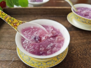 14、紫薯银耳粥,颜色美美哒～～