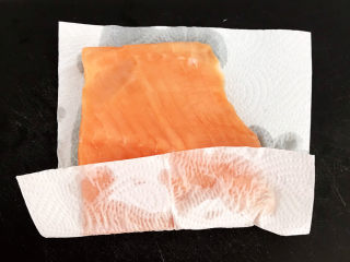 2、红烧三文鱼,把三文鱼用冷水冲洗干净，用厨房用纸吸干水份