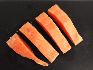 3、红烧三文鱼,把三文鱼切成4大块