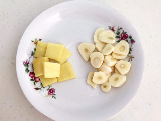 4、红烧三文鱼,鲜姜削皮后切成小片，大蒜切成小片