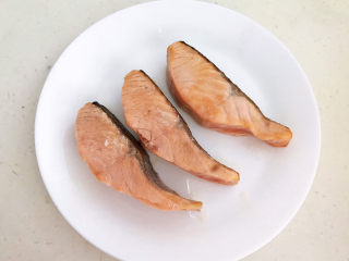 8、红烧三文鱼,把煎好的三文鱼夹出来