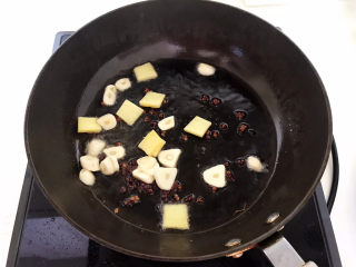 9、红烧三文鱼,利用锅里的余油煸炒花椒粒，姜片和蒜片