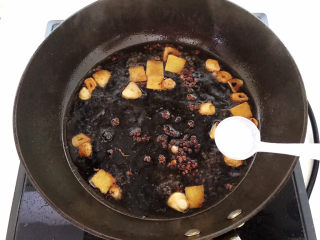 11、红烧三文鱼,加入精盐调味