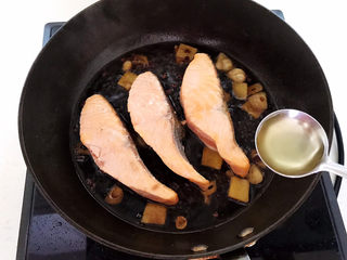 12、红烧三文鱼,加入煎好的三文鱼，加入柠檬汁，烹去腥味