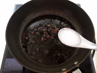 16、红烧三文鱼,把锅里的姜片和蒜片都过滤出去，加入水淀粉