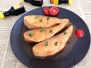 18、红烧三文鱼,把汤汁浇到三文鱼身上就可以吃了~