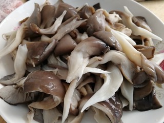 3、蘑菇炒肉,捞出过凉水，攥干水份。
