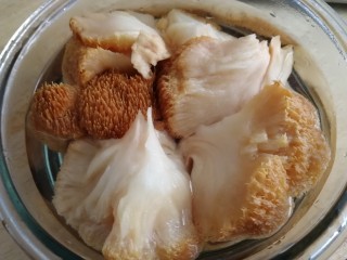 5、蘑菇炒肉,撕成小朵，放入开水里，焯水2分钟。猴头菇肉质鲜嫩，香醇可口，有“”素中荤”之称。