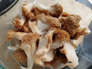 6、蘑菇炒肉,捞出过凉水，洗掉黄色的水直到水清，攥干水份。猴头菇属于药食两用真菌，健脾、养胃、安神、抗癌。