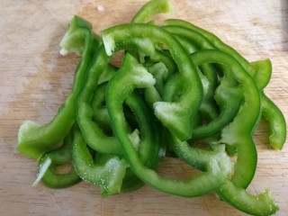 7、蘑菇炒肉,半个青椒切丝。