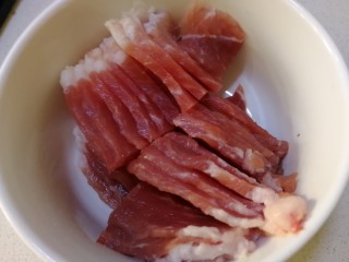 8、蘑菇炒肉,梅花肉切片，滴入几滴油拌匀，炒时防粘。