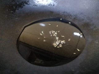 9、蘑菇炒肉,热锅凉油，放入适量孜然粒。