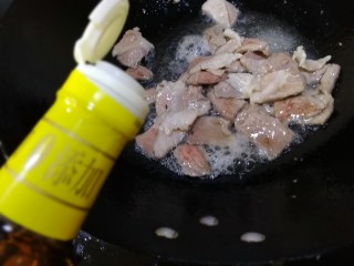 11、蘑菇炒肉,肉片刚一变色，加白酒，料酒文火烹香去腥。