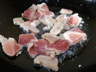 10、蘑菇炒肉,放入肉片，文火翻炒均匀。
