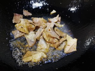 12、蘑菇炒肉,加生抽提鲜，文火炒匀。