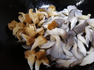 13、蘑菇炒肉,放入平菇和猴头菇，文火翻炒均匀。