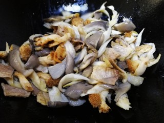 14、蘑菇炒肉,加一小勺盐，文火翻炒均匀，炒至蘑菇微响（噼啪响），炒掉蘑菇的水份。