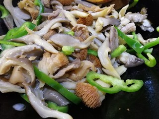 15、蘑菇炒肉,放入青椒，文火翻炒断生。