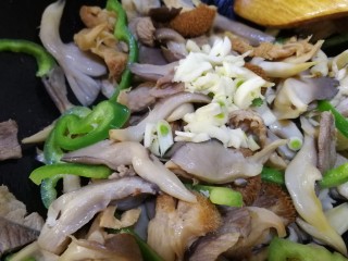 16、蘑菇炒肉,放入蒜末，文火翻炒均匀。