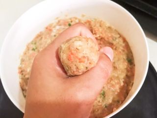 17、温州瘦肉丸,用虎口挤出圆圆的小肉丸