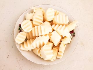 20、温州瘦肉丸,用狼牙刀切成厚片