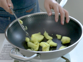 4、猪脚姜,把姜倒入锅内，不要放油，中小火煸炒出水分