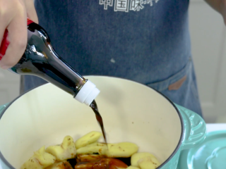 11、猪脚姜,一瓶海天甜醋和一瓶致美斋甜醋