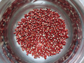 1、红豆粽子,红豆放入清水中浸泡5个小时。