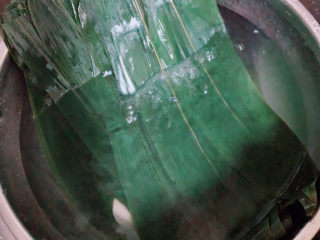 3、红豆粽子,湿粽叶洗好待用（干粽叶需要开水煮一下使用）