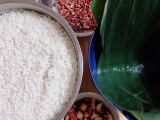 4、红豆粽子,红枣洗净，祛核切块待用。