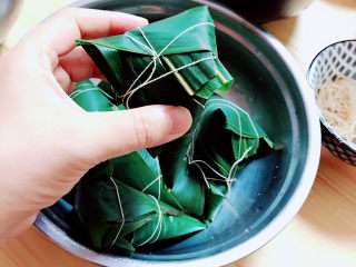 10、红豆粽子,用绳子将粽子捆绑几圈，避免粽子散开。