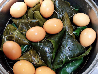 12、红豆粽子,将粽子放入锅中，摆放紧实一些，还可以放一些洗好的鸡蛋。