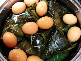 13、红豆粽子,倒入清水，莫过粽子即可。中火煮1小时，焖几小时或者一夜味道更佳。