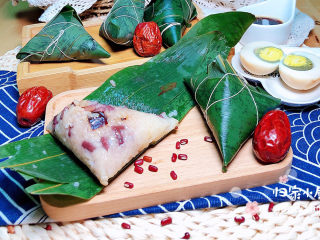 14、红豆粽子,清香软糯的红豆红枣蜜粽就上桌了。