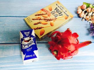 1、火龙果酸奶杯,准备好食材