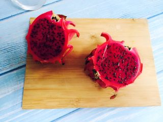 2、火龙果酸奶杯,火龙果对半切开